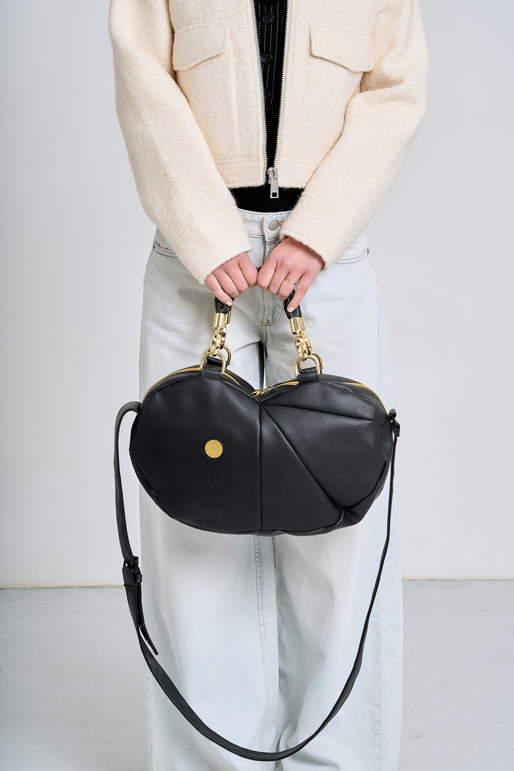 Henkeltasche Cosy Schwarz – am Model getragen – Milla von Cosy